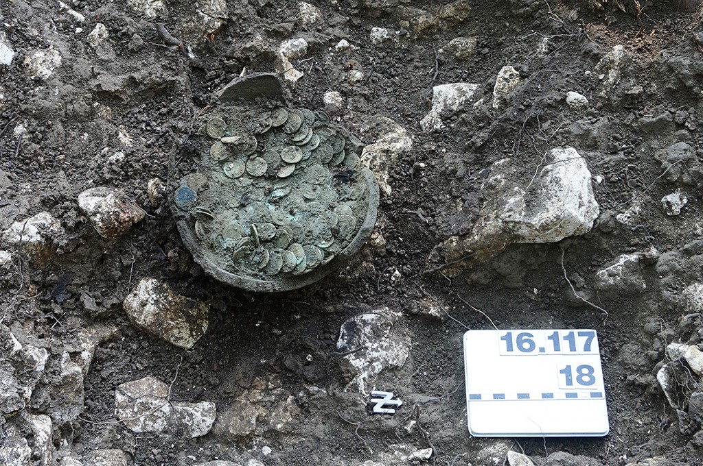 Spolupracující detektorista našel vzácný poklad římských mincí z Konstantinovy vlády